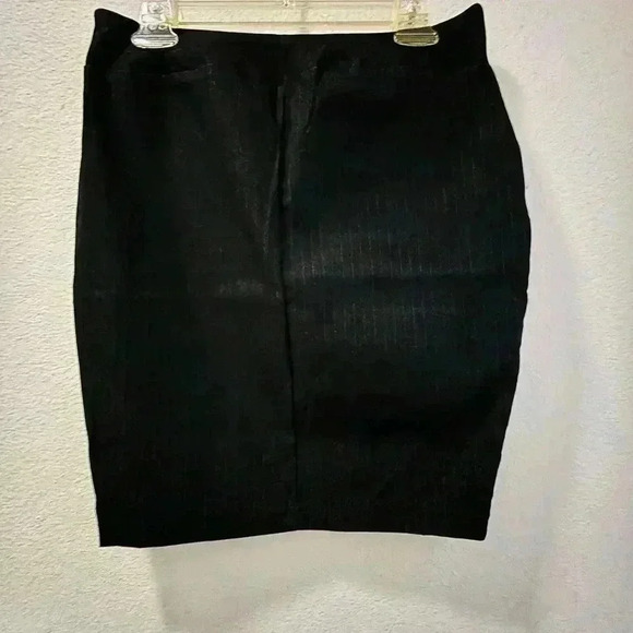 B-Wear dark gray pinstripes skirt/stretch - Picture 3 of 3